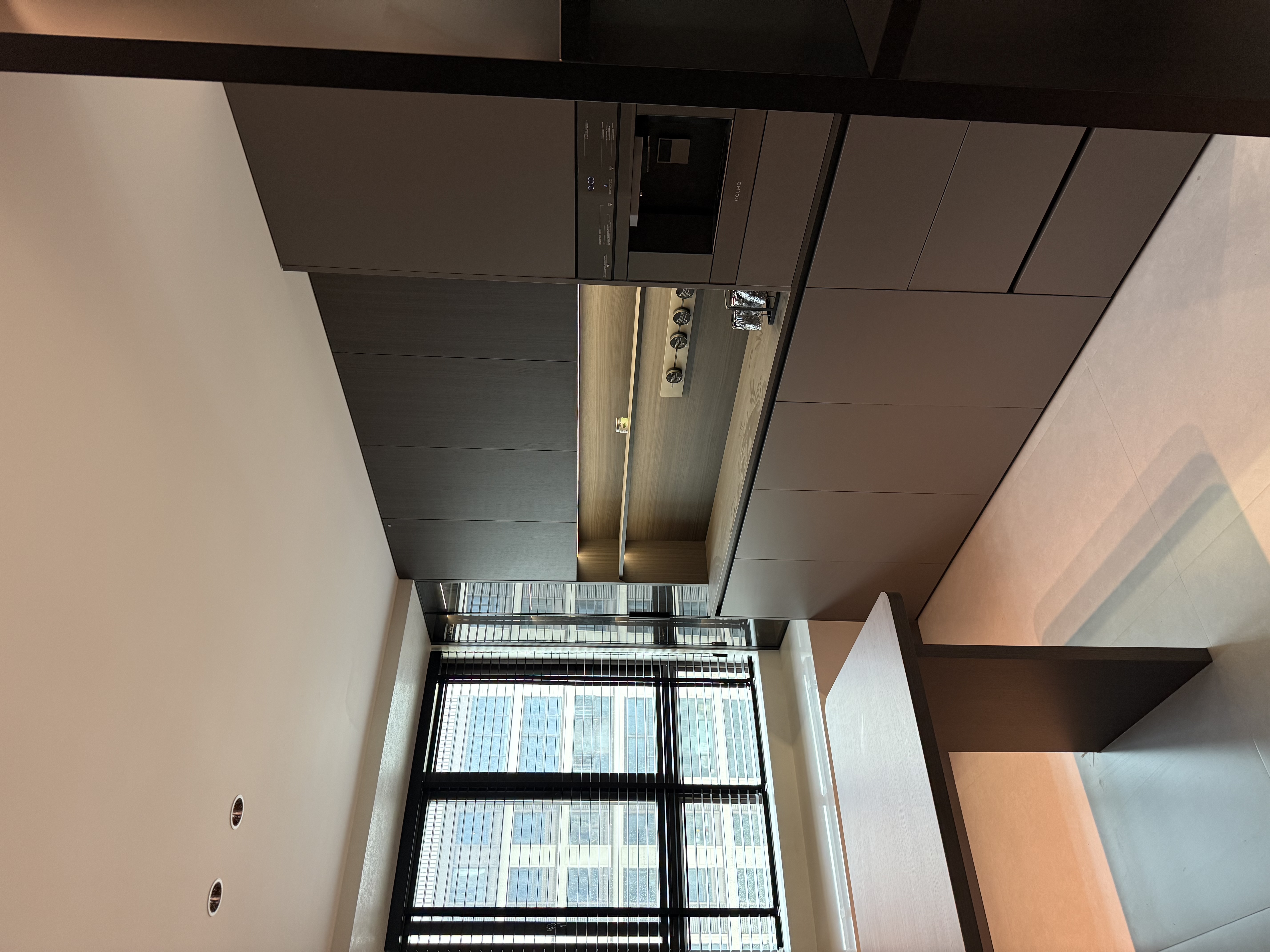 
本案由意佰意装饰全案落地，
干净、利落、有质感，不浮夸却足够高级。
没有多余造型，
只用线条、灯光