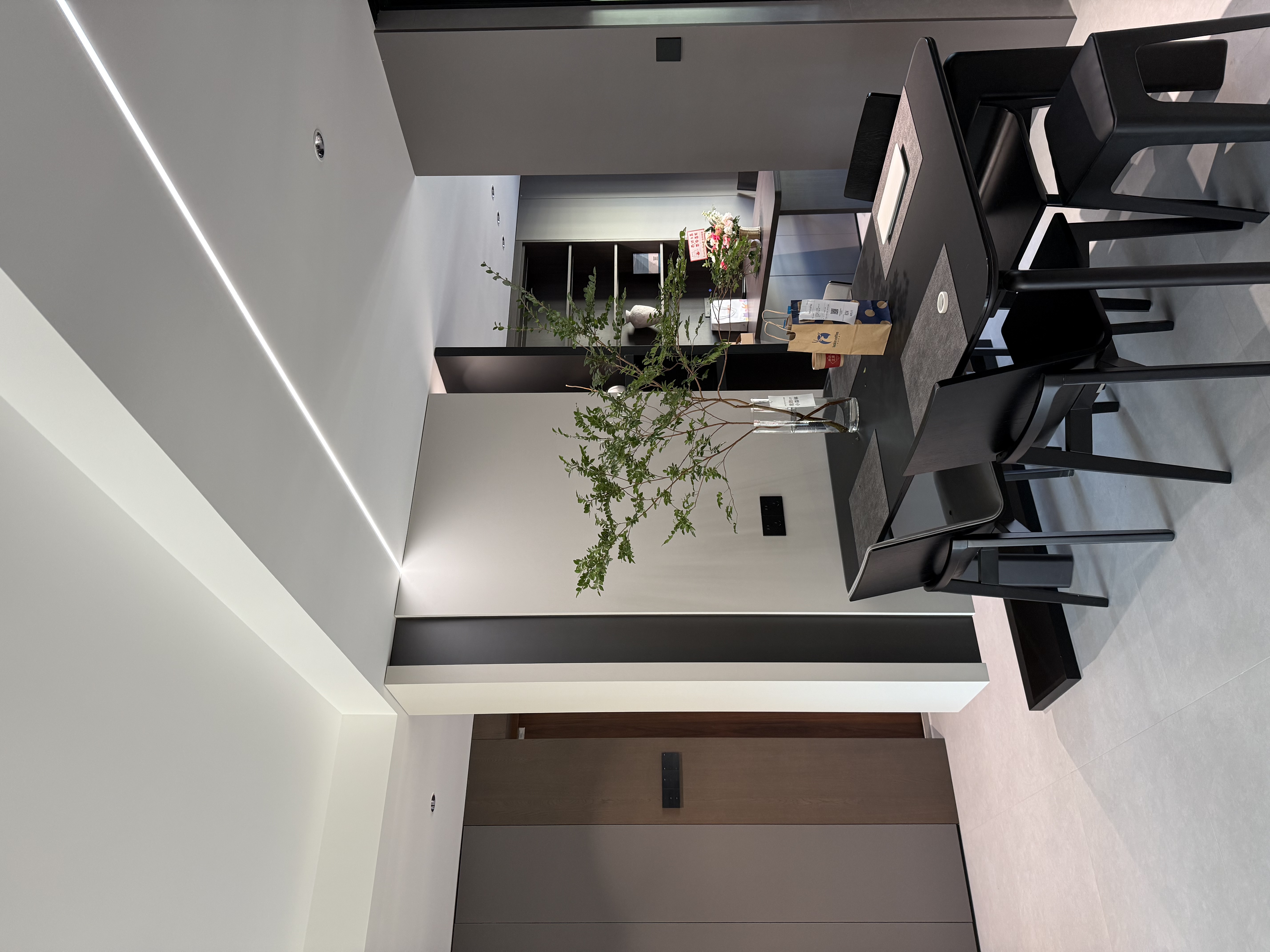 
本案由意佰意装饰全案落地，
干净、利落、有质感，不浮夸却足够高级。
没有多余造型，
只用线条、灯光