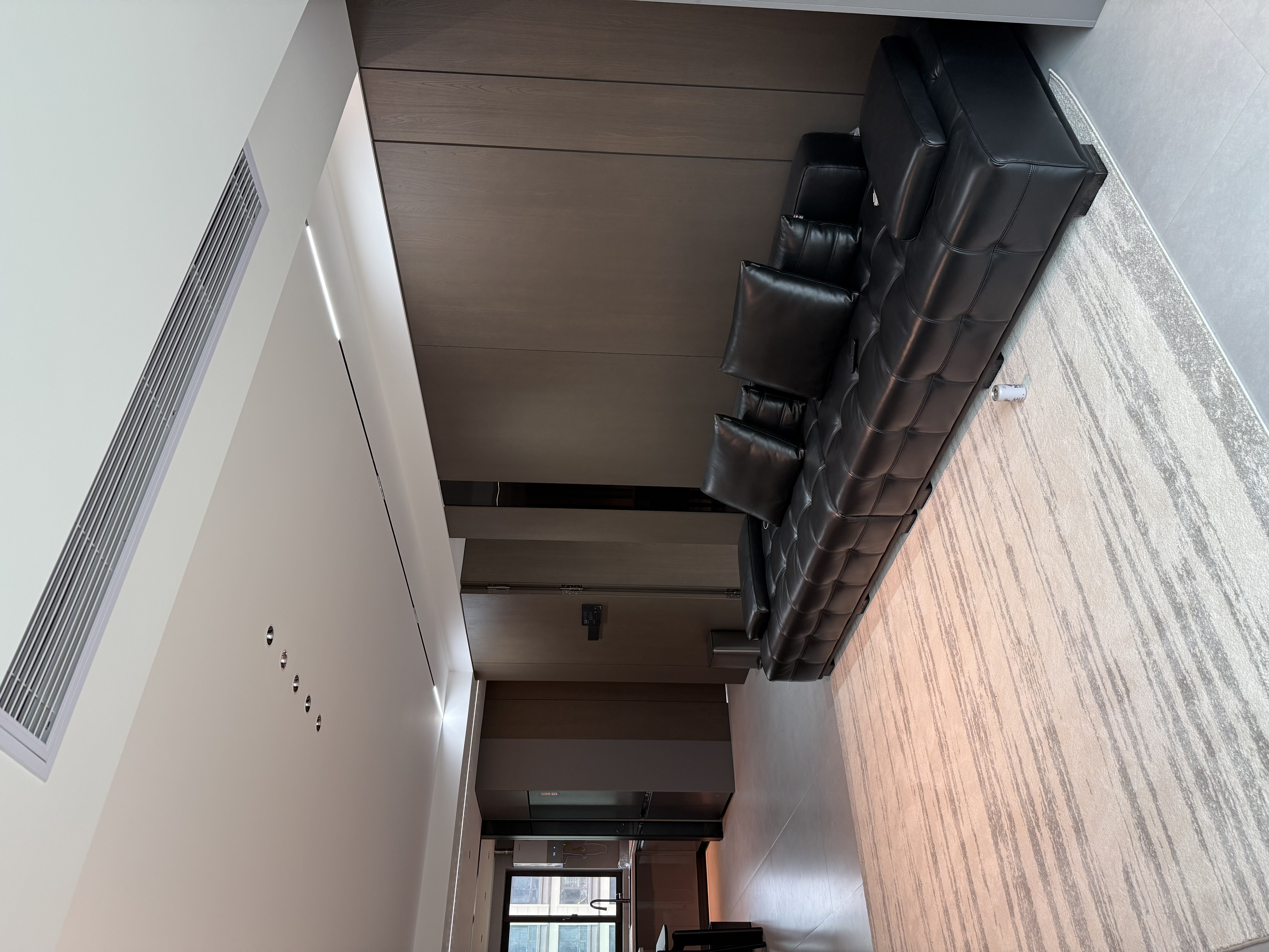 
本案由意佰意装饰全案落地，
干净、利落、有质感，不浮夸却足够高级。
没有多余造型，
只用线条、灯光