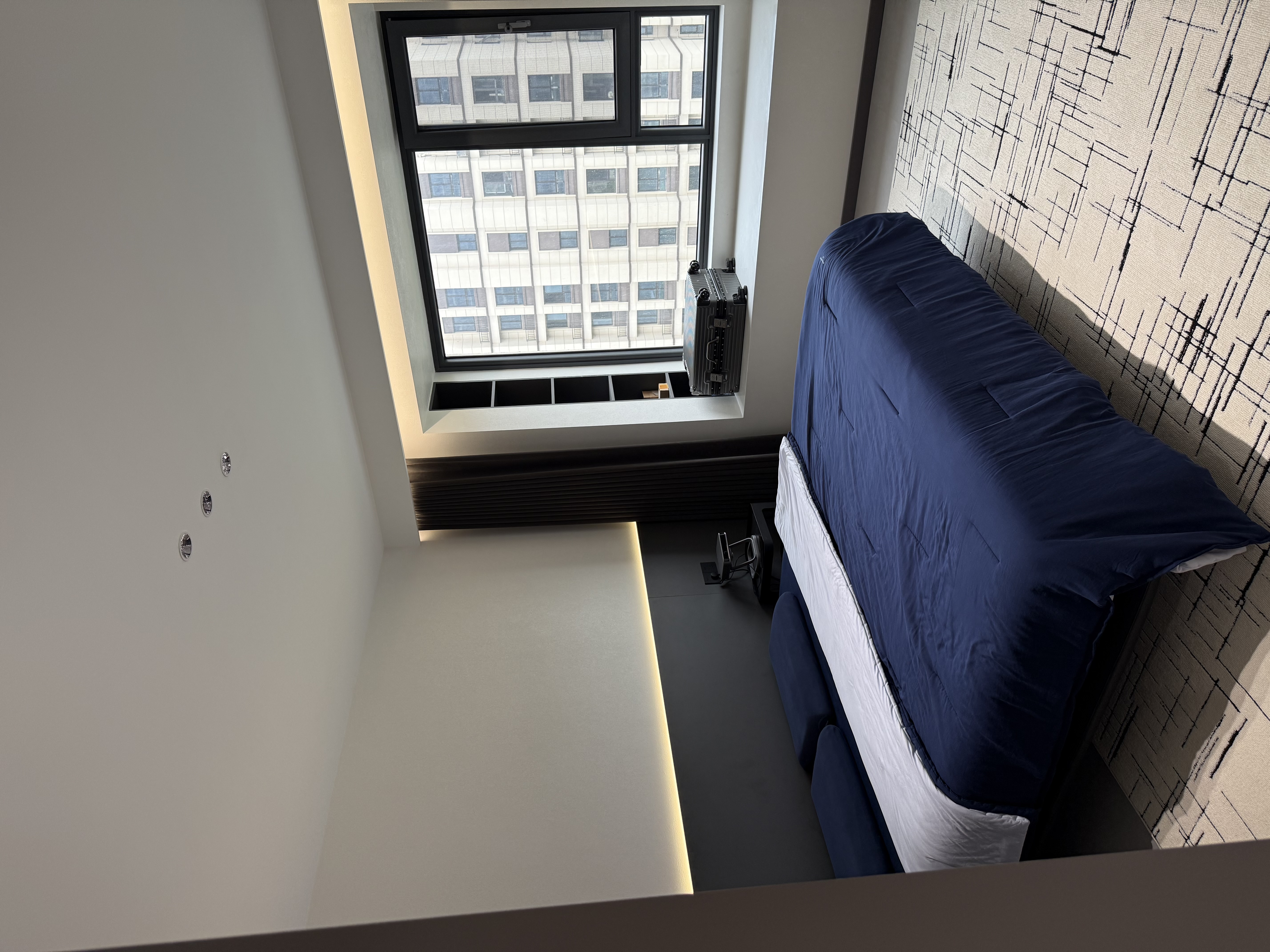 
本案由意佰意装饰全案落地，
干净、利落、有质感，不浮夸却足够高级。
没有多余造型，
只用线条、灯光