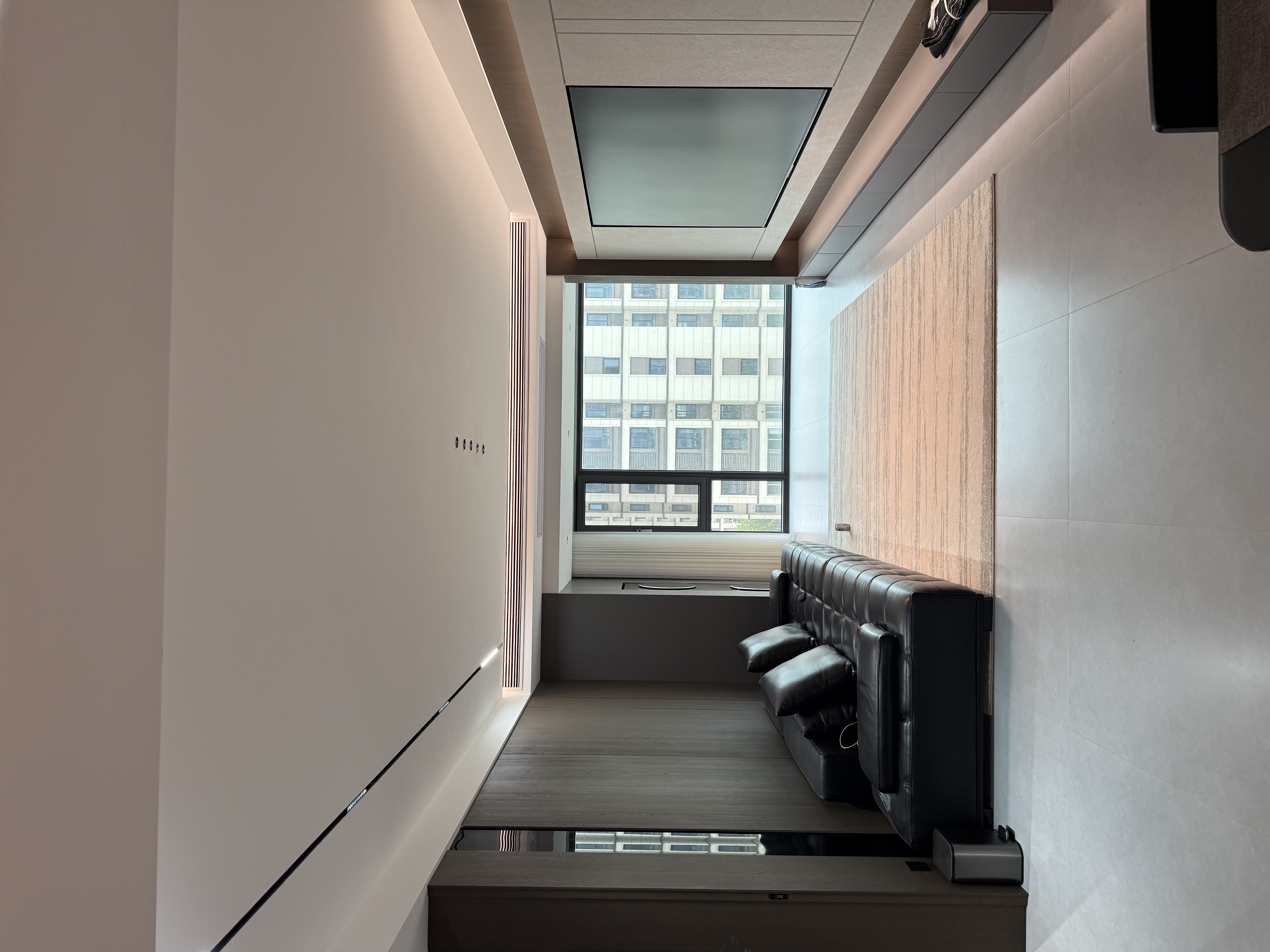 
本案由意佰意装饰全案落地，
干净、利落、有质感，不浮夸却足够高级。
没有多余造型，
只用线条、灯光