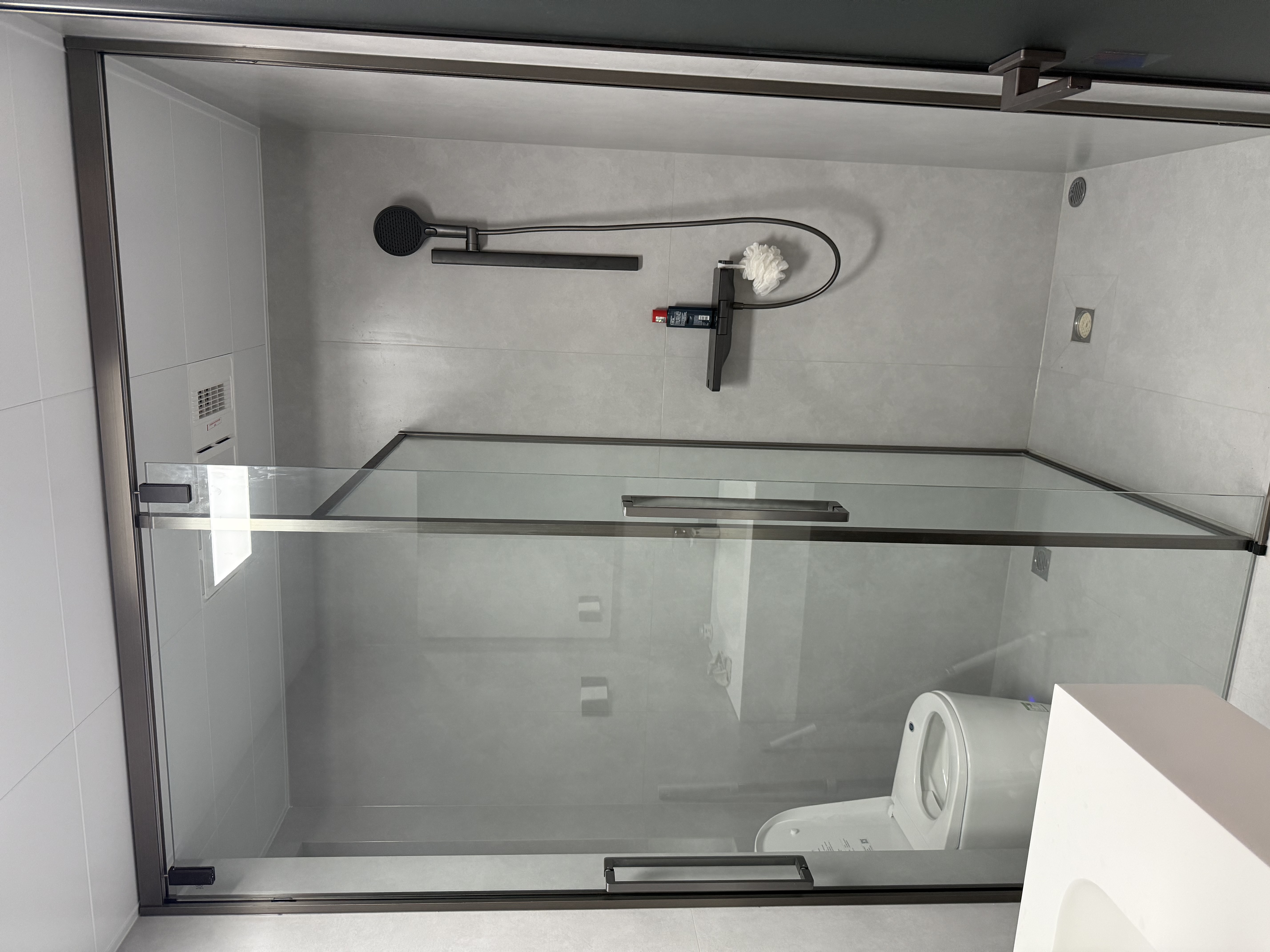 
本案由意佰意装饰全案落地，
干净、利落、有质感，不浮夸却足够高级。
没有多余造型，
只用线条、灯光