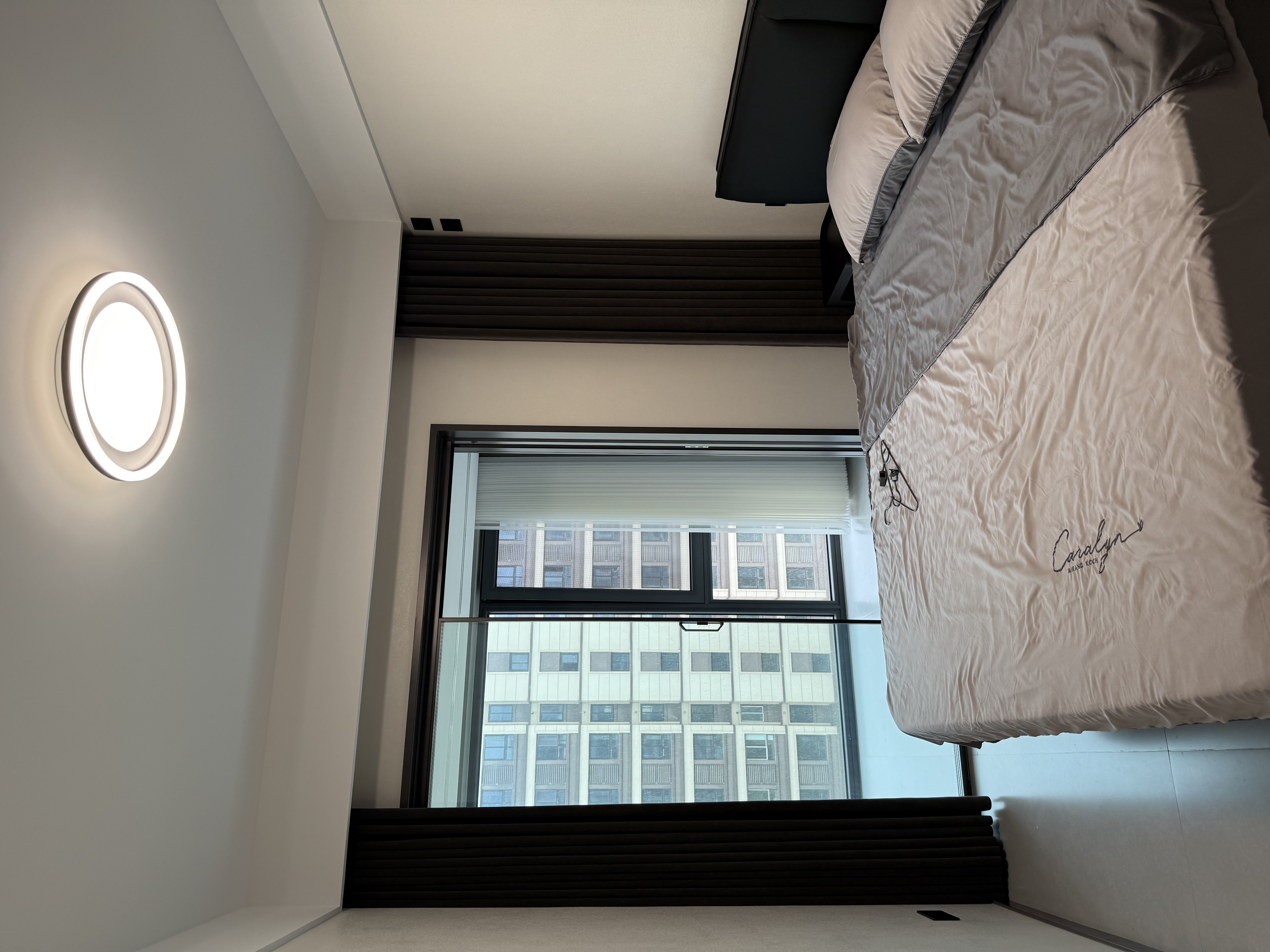 
本案由意佰意装饰全案落地，
干净、利落、有质感，不浮夸却足够高级。
没有多余造型，
只用线条、灯光