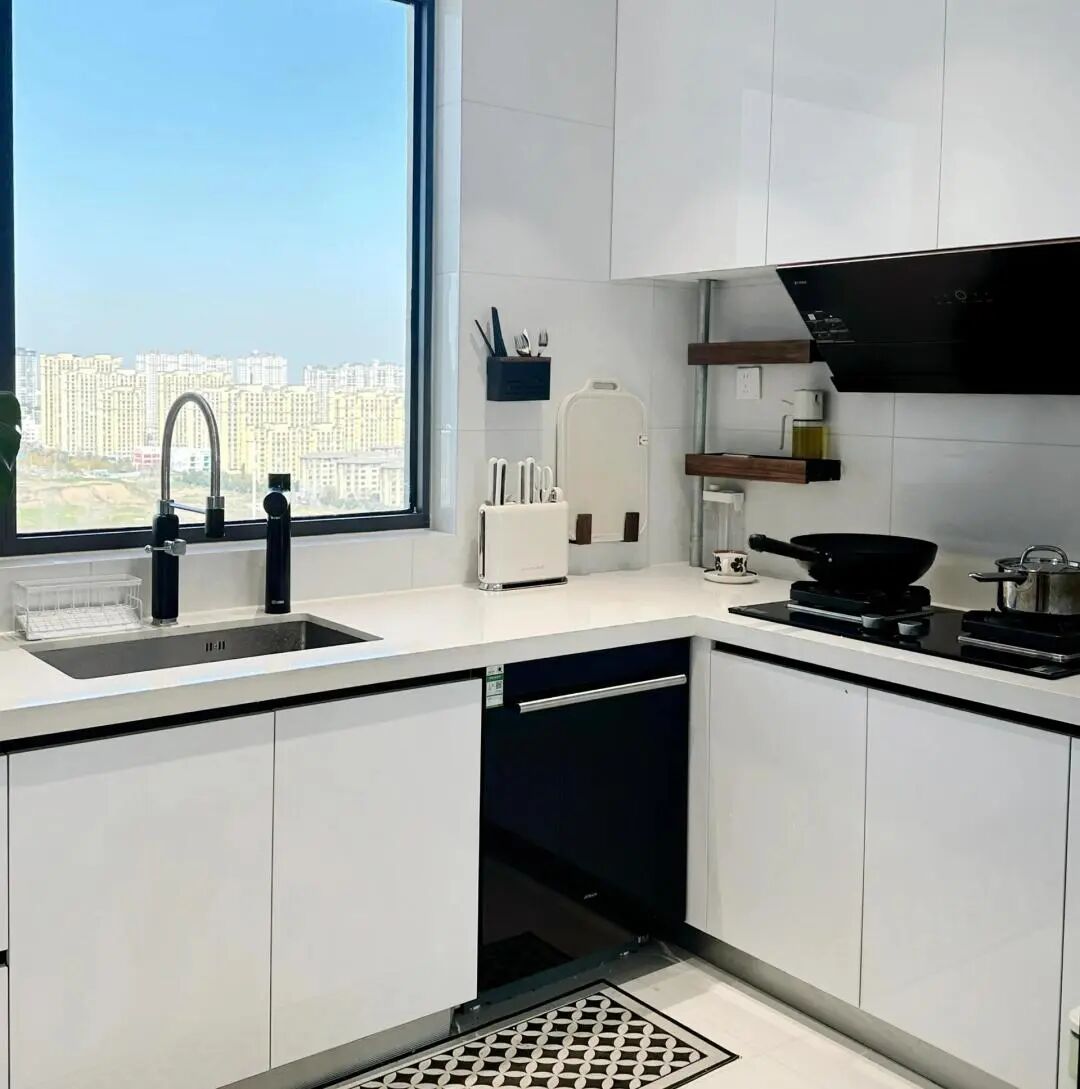 100平极简黑白灰：删繁就简里，藏着高级的生活质感》