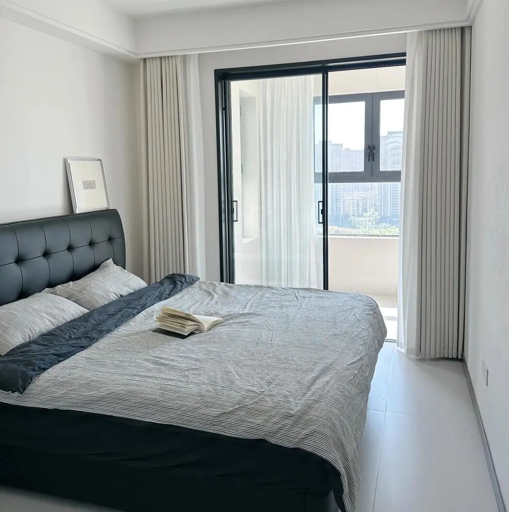 100平极简黑白灰：删繁就简里，藏着高级的生活质感》