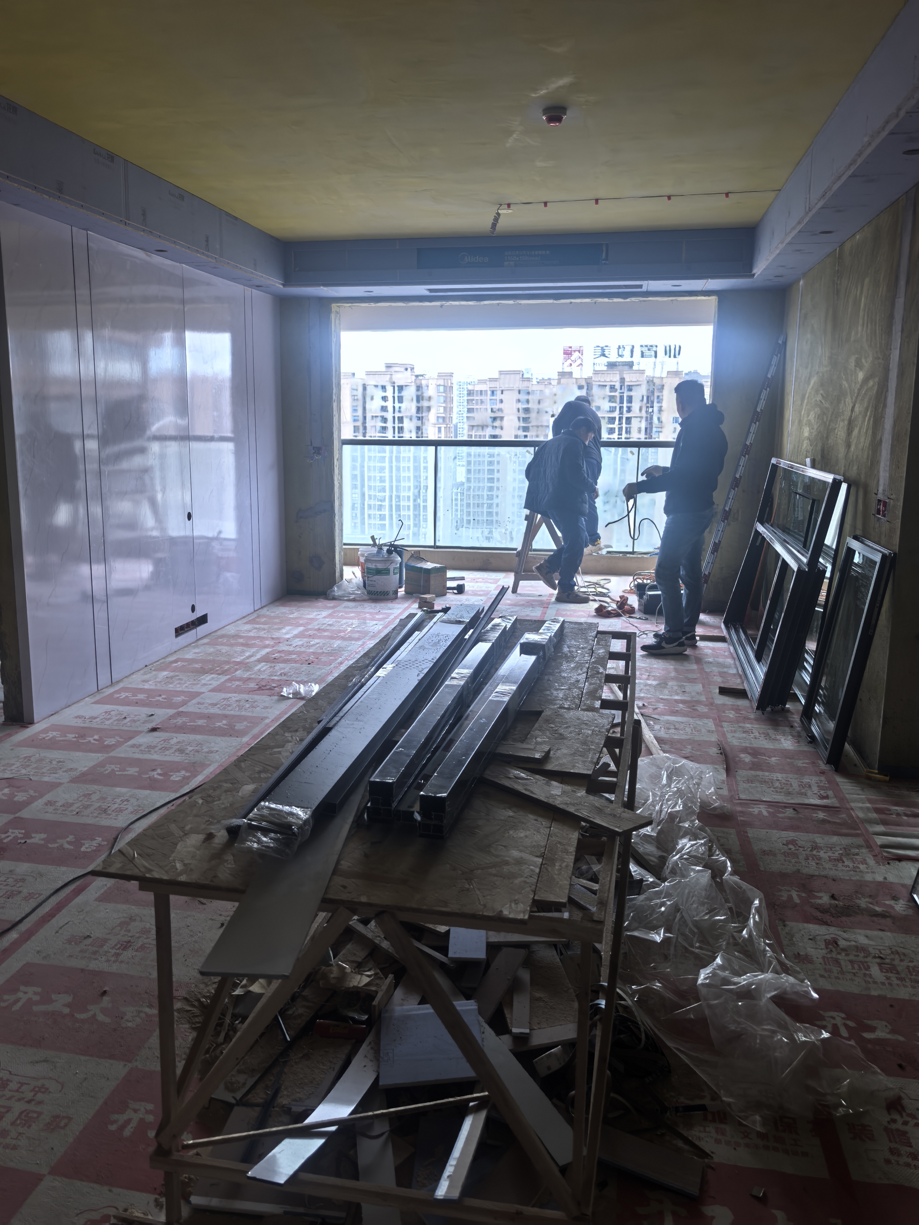 工地正常施工中，现处在安装门窗过程。