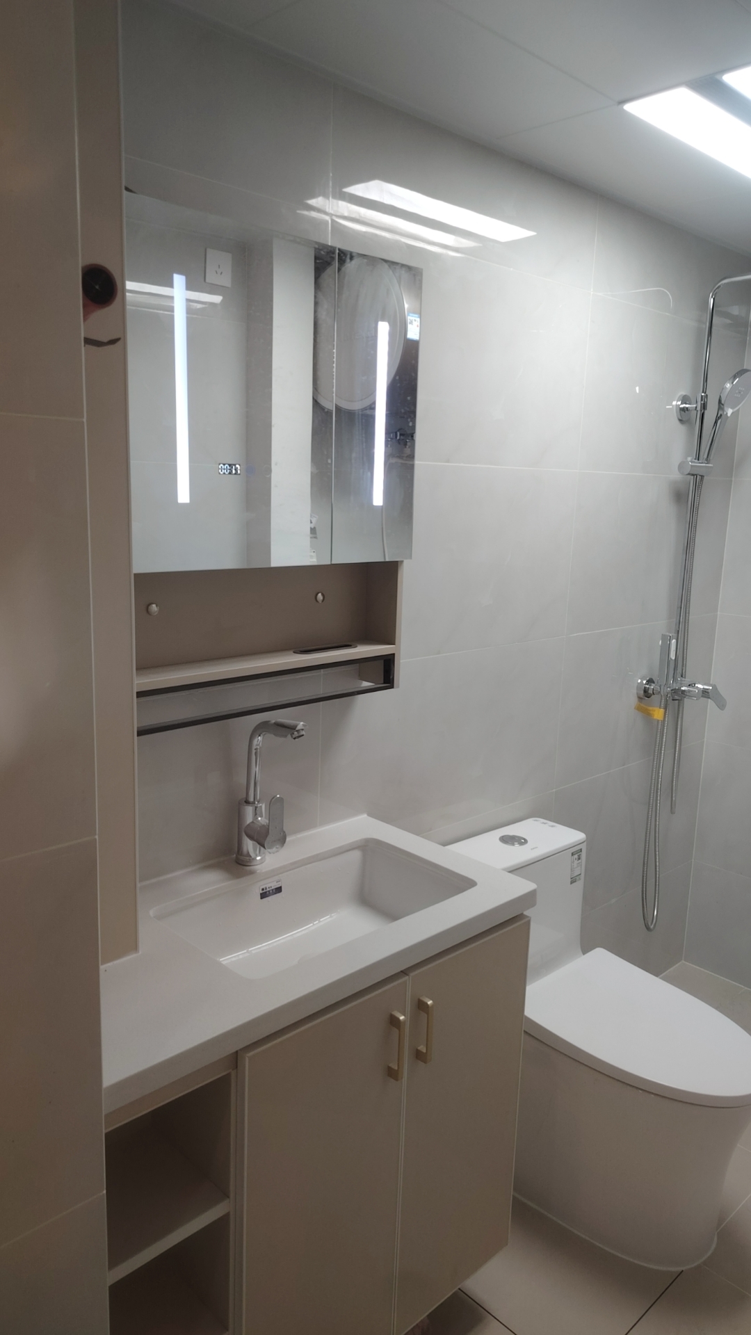 超小户型，所有空间都利用上的布局，完美交工