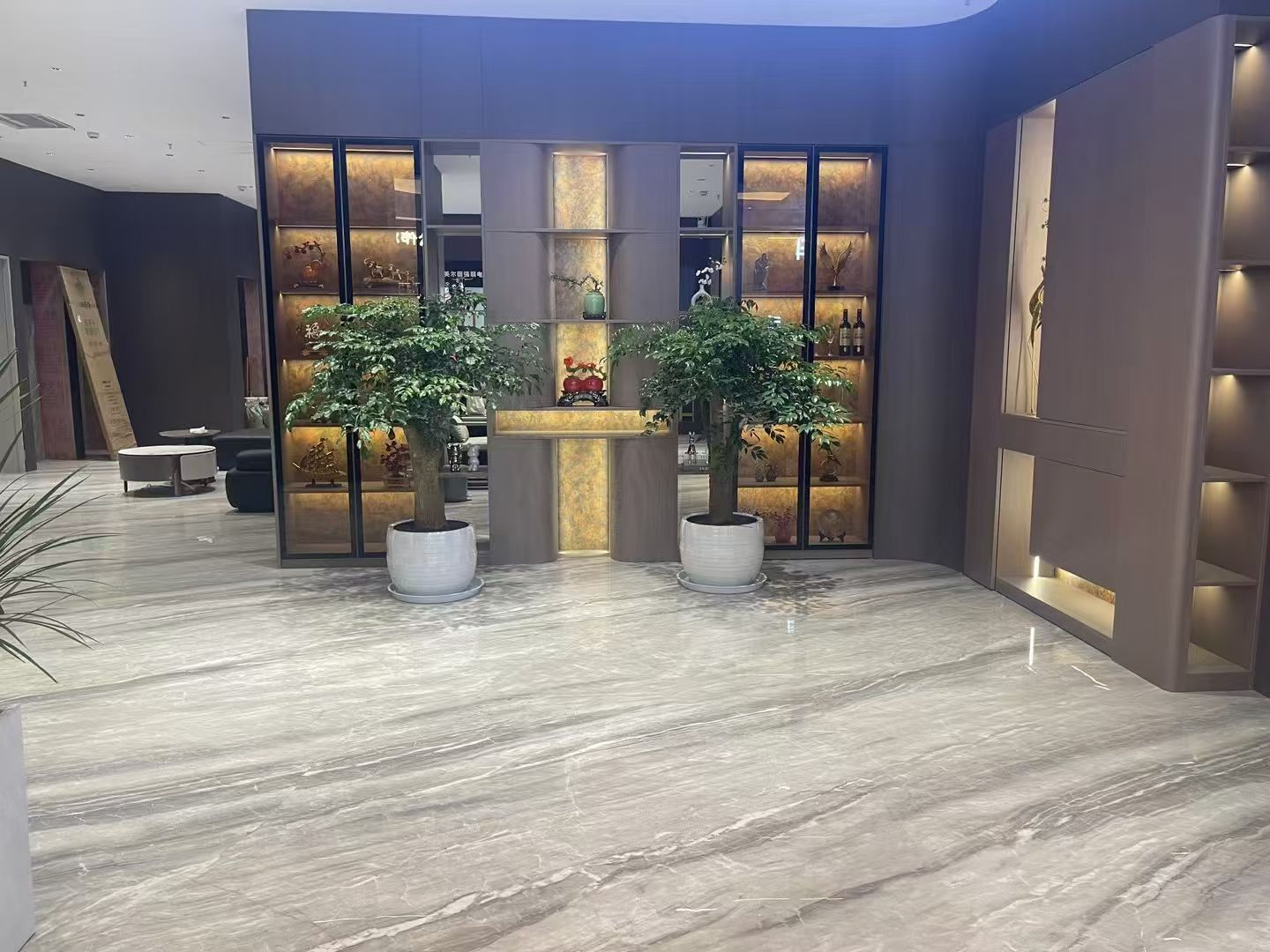 现代简约风首选！高级灰大板，[具体特性，如通体/连纹/纳米抗污]，打造[具体空间，如客厅/厨房/卫浴