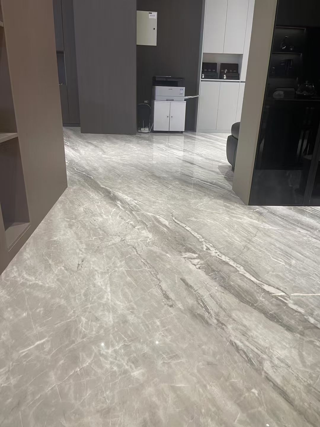 现代简约风首选！高级灰大板，[具体特性，如通体/连纹/纳米抗污]，打造[具体空间，如客厅/厨房/卫浴