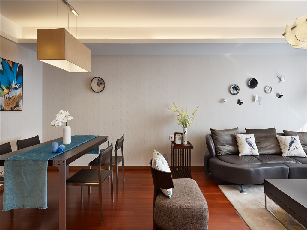 门是红胡桃色的家里装修什么风格？